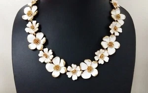 Oscar de la Renta-Collier fleurs dorées émaillées en blanc - Foto 1 di 11