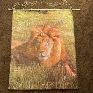 Vintage 70er Siebdruck Fell Wandteppich Wandbehang Löwe Teppich 29x24" Messing Ringe Gras - Bild 1 von 20