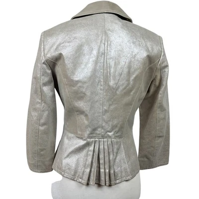 Chaqueta Blazer WORTH 2 Para Mujer Diseñador Cuero Metálico Plateado Plisada Espalda Foto 1 de 4