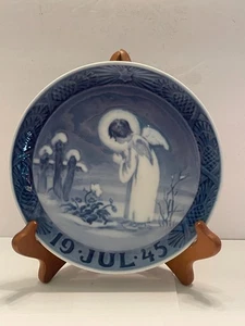 Royal Copenhagen Christmas Plate 1945 Angel Looking At Christmas Flowers RARE - Picture 1 of 6