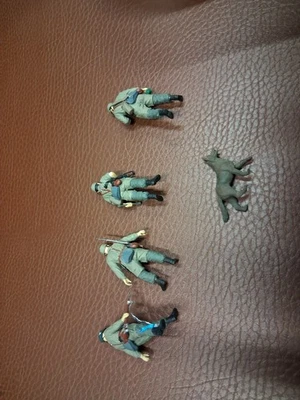 Italeri ? Dragon ?  1/35  4 FIGUREN  DEUTSCHE FALLSCHIRMJÄGER & HUND fertig K1-5 - Bild 1 von 2