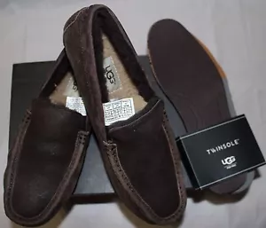 UGG M HENRICK CHAQUETA BOMBER CHOCOLATE ZAPATOS DE CONDUCIR TALLA 7,5 M - Imagen 1 de 8