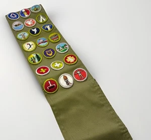BSA Olive Green Sash with 21 Merit Badges Approximately 33" Long MB-245 - Photo 1 sur 9