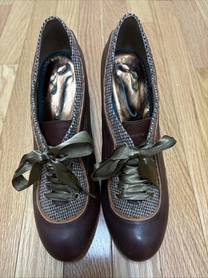 LICENCIA POÉTICA CONTRAGOLPE Botín de Cuero Marrón con Cordones Tacones Pata de Gallo - Talla 10 Foto 1 de 4