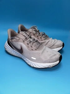 Nike Revolution 5 Sneakers stringate donna rosa nere taglia 10 BQ3207-600 rosa - Foto 1 di 8