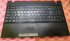Genuine Samsung NP305V5A Palmrest TouchPad With/Keyboard BA75-03215C - Bild 1 von 3