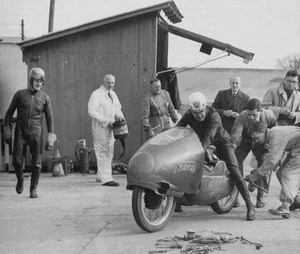Norton Flying Fish kneeler & Ray Amm - 1953 World Record Attempt Monthlery - - Bild 1 von 1
