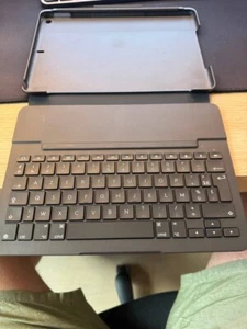 Logitech Slim Folio, Keyboard Case for iPad (7th, 8th and 9th Gen) AZERTY - Photo 1/3