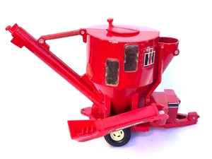 ERTL International Harvester IH Feed Grinder Mixer Mill 1/16 Farm Toy Vintage - Picture 1 of 7