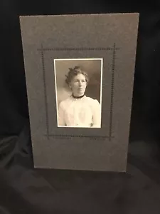 Foto vintage de tarjeta de gabinete de mujer joven de moda Hotchkiss Norwich 1902 - Imagen 1 de 5