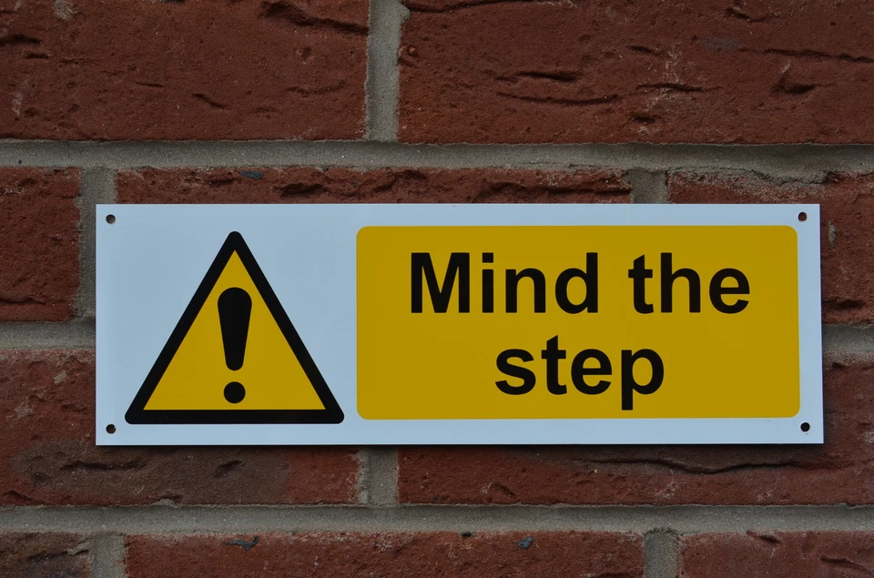 MIND THE STEP pre-drilled plastic sign 300mmx100mm accident fall trip hazard