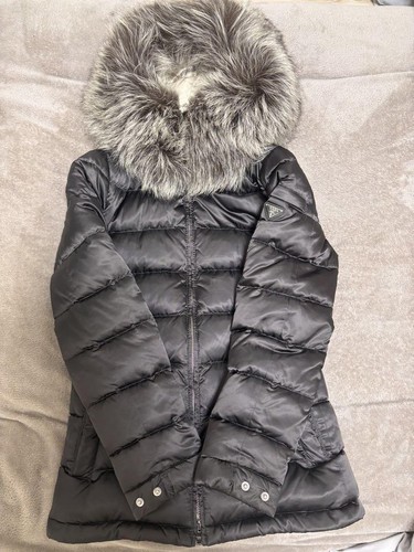 PRADA Piumino imbottito con lussuoso bordo in pelliccia di volpe