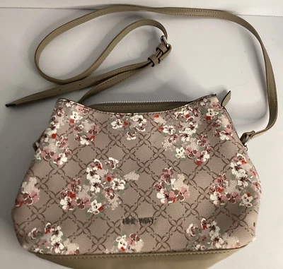 Cartera Bandolera Nine West, Nueva Tiene 1 Cremalleras, Correa Ajustable, Flores Paisley Foto 1 de 4