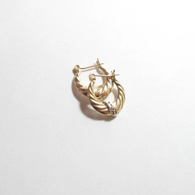 Pendientes Huggie Estate de diamantes de corte único de oro amarillo y blanco de 14 quilates de 0,02 quilates Foto 1 de 3