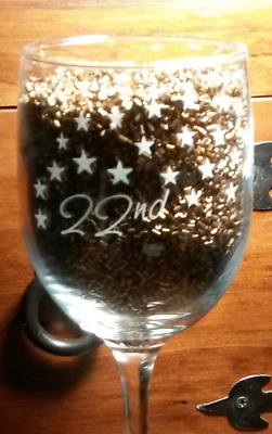 Персонализированный винный бокал, украшенный звездами имя и день рождения 21 30 40 и более - Изображение 1 из 4