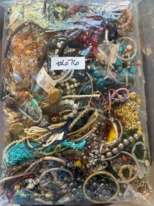Lote de collar y pulsera de bisutería de 10 libras para artesanía/reutilización como está #676 - Imagen 1 de 2