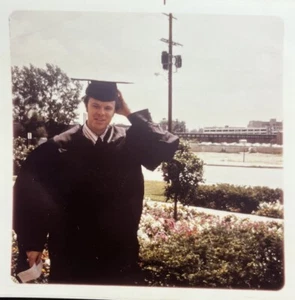 Foto instantánea vintage fotografía de graduación de graduación universitaria - Imagen 1 de 2