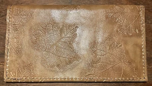 CUBIERTA DE CHEQUERA DE CUERO DE VACA EN RELIEVE HOJA DE ARCE BRONCEADA EXÓTICA ENVÍO GRATUITO - Imagen 1 de 2