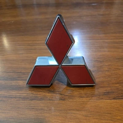 Mitsubishi Mighty Max 1993-1996 parrilla delantera emblema tres diamantes OEM MB882897 Foto 1 de 4