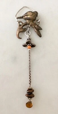 Colgante de plata de ley con flores artesanales de pájaro en una rama por adornos elementales Foto 1 de 4