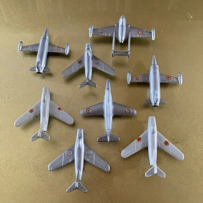 Lotto Di 8 Aerei In Plastica Vintage Anni 60, Quasi Tutti Con Decalcomania - Immagine 1 di 4