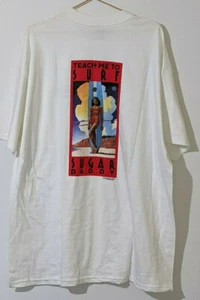 Camiseta Pure Beach Classics "Teach Me To Surf Sugar Daddy" 1995 Nueva de Lote Antiguo  - Imagen 1 de 7