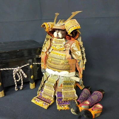 Antigua muñeca guerrera samurai armadura Yoroi Kabuto caja armadura miniatura 2141 Foto 1 de 4