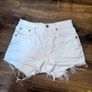 Levi's weiße Jeansshorts 24 modern - Bild 1 von 7