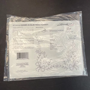 Herrschner Gänseblümchen in blau Tischläufer gestempelt Stickpackung - Bild 1 von 2