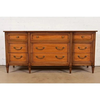 Cómoda triple de madera frutal tallada Drexel French Regency Luis XVI, alrededor de los años 60 Foto 1 de 4