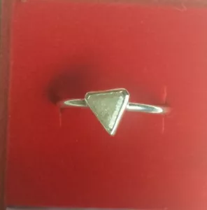 ANILLO DE DIAMANTES TRIÁNGULO REAL NATURAL ÁSPERO COLOR GRIS PLATA 925 - Imagen 1 de 5