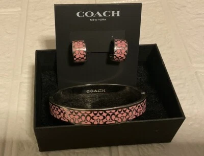 Conjunto de brazalete brazalete pendientes tipo aro plata esmalte rosa Coach con logotipo/esmalte rosa Foto 1 de 4