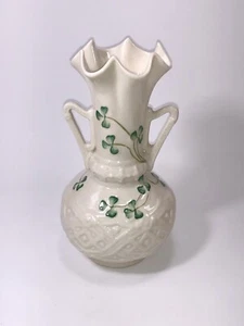Belleek im Nachhinein ""Shamrock"" 6 3/4"" Vase/Urne Efeu, gerüschte Kante 2001 - Bild 1 von 5