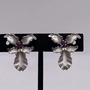 Pendientes de imitación de vidrio púrpura con tornillos de orquídea tono plata vintage - Imagen 1 de 6