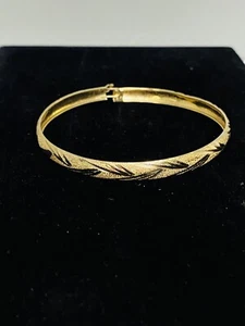 Brazalete de oro amarillo de 10kt diseño grabado de 7 1/2" 1016562-3 - Imagen 1 de 7