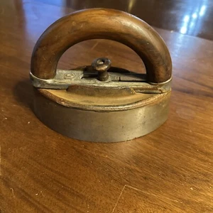 Antique Sad Iron with removeable wood handle - Picture 1 of 7
