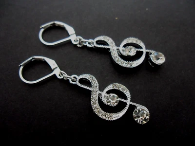 "HANDMADE" UN PAR DE PENDIENTES DE GANCHO COLGANTE PALANCA TRASERA CON NOTA MUSICAL DE CRISTAL.