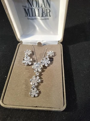 Juego de collar y pendientes de clip con flores de estrás de cristal tono plata Nolan Miller Foto 1 de 4