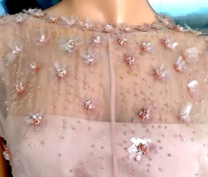 VALENTINO Abito in seta rosa impreziosito con fiori (vendita £2.200) - Foto 1 di 12
