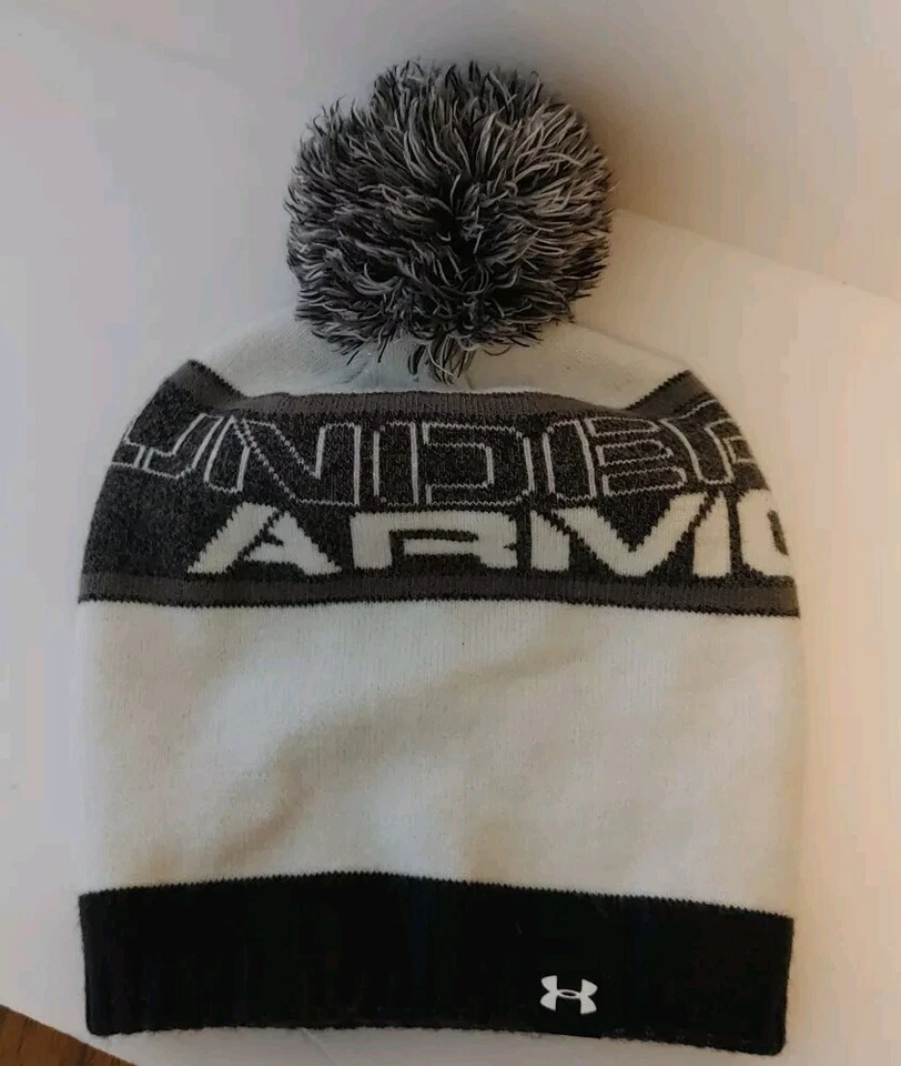 Gorro de punto para niños Under Armour en negro, blanco y gris para jóvenes con pompón Foto 1 de 4