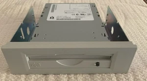 Iomega Z100ATAPI 100MB Internal 3.5” IDE-ATA ZIP Drive Beige P/N 02965D04 *NEW* - Afbeelding 1 van 12