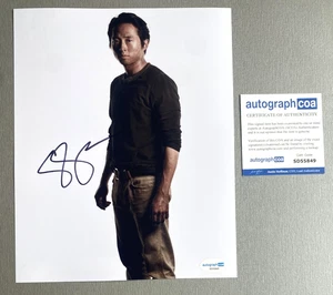 STEVEN YEUN In-person signed Foto 20x25 Autogramm COA ACOA - Imagen 1 de 1