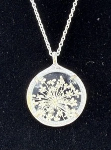 Catherine Weitzman Halskette mit botanischen Blumenanhänger Babyatem - Bild 1 von 6