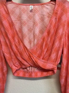 BP.  Top corto con cuello en V Surplice en rosa-rojo Ian Bias a cuadros talla S NUEVO - Imagen 1 de 7