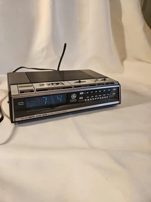Vtg  General Electric GE 7-4646A AM/FM Digital Clock Radio w Blue LCD - Image 1 of 4