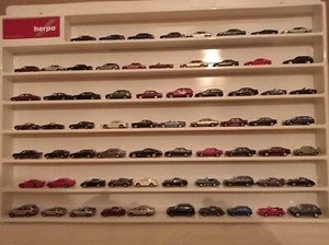 Konvolut mit 68 PKW alles Art und Marken in 1:87, Vitrinenmod., o. OVP - Bild 1 von 1