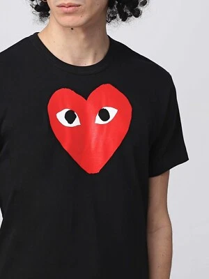 COMME DES GARCONS PLAY SUDADERA CON CAPUCHA NEGRA CON CORDÓN Y CORAZÓN ROJO TALLA EXTRA GRANDE Foto 1 de 3