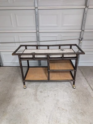 Mesa de centro Rattan Campaign Ficks Reed Far Horizons con tapa de azulejo de John Wisner Foto 1 de 4