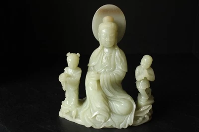 罕见 18 世纪初 - 19 世纪初大号浅青瓷玉坐观音带男孩和女孩 — 第 1/4 张图片