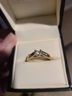 9ct gold Engagement ring . 1 central diamond with 3 on each shoulder. Size P - Image 1 of 4